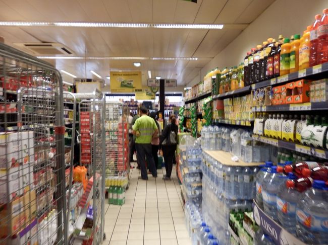 ドリンク類のコーナー。<br />ちょっと驚きなんですが、冷えているペットボトルはこちらにはありませんでした。。<br />まあ、どうせホテルの部屋にも冷蔵庫なかったんだけどさｗ<br />