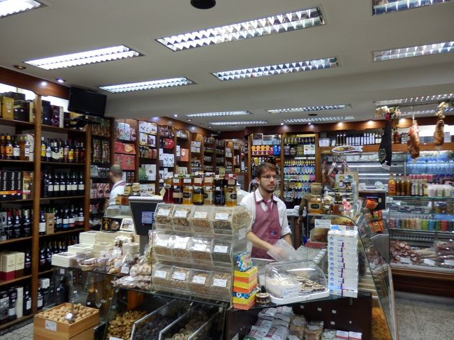 ワイン以外にもお菓子の品揃えが良く、会社へのお土産のワインとお菓子はほとんどここで大人買いしました。<br />さて、いよいよ旅のフィナーレ。ホテルに戻って出発の準備をします！