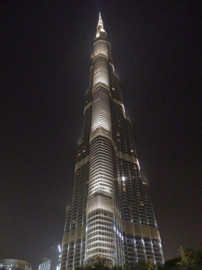 【※以下・番外編！！】<br /><br />リスボンを出発して約7時間でドバイに到着。<br />ここではトランジットが８時間もあったので、一旦空港を脱出して、以前から興味のあったブルジェ・ハリーファに観光してきました！<br />※夜中の2持ごろの話なので、ここ以外はどこも行っていません。<br />世界一高いビルは写真ではどこまで伝わるかわからないけど、本当にとんでもない大きさでした！（高さ的にはスカイツリー＋東京タワーの2/3くらい。。）