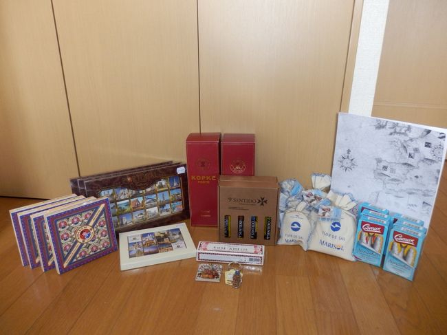 旅行のお土産大集合です。<br />・ポートワイン<br />・オリーブオイル<br />・イワシ缶<br />・塩<br />・チョコ<br />・ハンドクリーム<br />・キーホルダー、マグネット<br /><br />どれも安く買えたので、本当にありがたかった！<br /><br /><br />なかなかの量の旅行記になってしまいましたが、<br />これにてポルトガルの旅は終了です。<br />旅行記読んでいただいた方、本当にありがとうございました！<br />長い旅路のどこかで会いましょう！