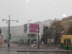 ヘルシンキ現代美術館 (キアズマ)とマンネルヘイム像。
雪がすごい！