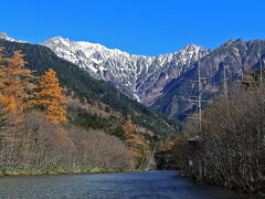 　遊歩道を逸れて梓川の川岸にでると穂高岳が正面に見えます。