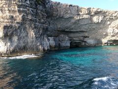 コミノ島の岩肌。

洞窟がたくさんありました。