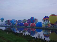 5日、この日も最高の天気です！晴れ女でよかった！

この日は土曜日ということもあり、3時起きして会場へ！
それでもたくさんの人～
でも、隅田川の花火や上野公園の桜の人混みをしっている私にとっては、これだけ有名で大規模なイベントでもこんな快適なんだ～という感じ。

この日も一斉離陸！
二日連続で見られるなんてもってるよ！と現地の人たちから絶賛の声を頂きました笑