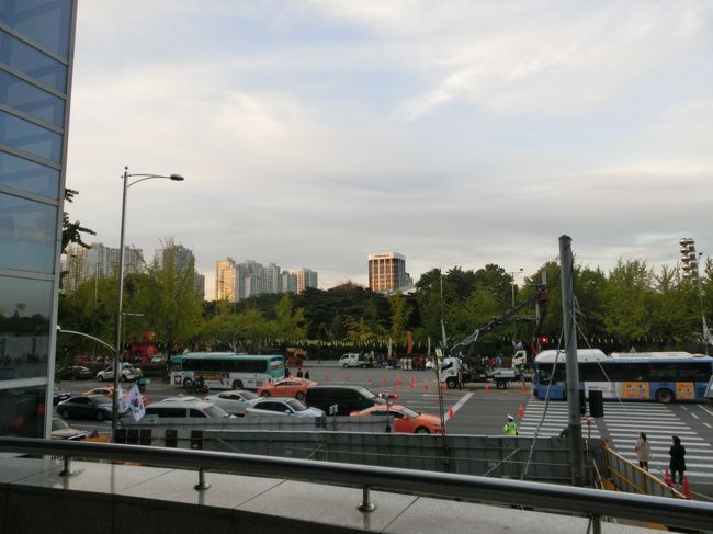 上から見てみた<br />あちらが、最初百済王都があったところですね