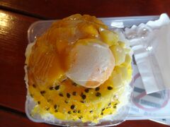 次はスイーツ！ということでおんなの駅へ。車で10分ほどで到着。
マンゴーかき氷が食べたかったのですが、販売期間外だったようでGETできず。
でも、トロピカルフルーツがたっぷりのったアイスマウンテン（1000円）がおいしくてクールダウンもできました。

冷凍マンゴー、パッションフルーツ、パイナップルがたっぷりで贅沢～!!
