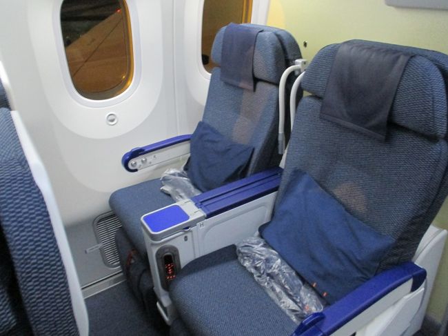 ANAマイレージクラブプラチナ会員特典で、プレミアムエコノミーにしてもらえました。最初からラッキー池田です！お陰様で、よく寝られました。
