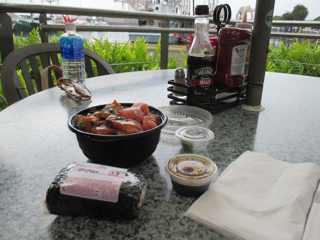 あいにくの雨ですが、パラソル下のテラス席で食べたした。