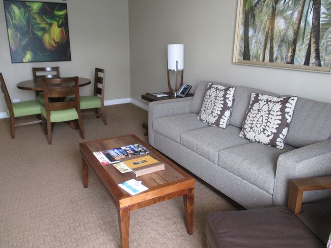 チェックイン。最初の3泊はヒルトンラグーンタワー１ベットルームプラス。<br />２３階でした。