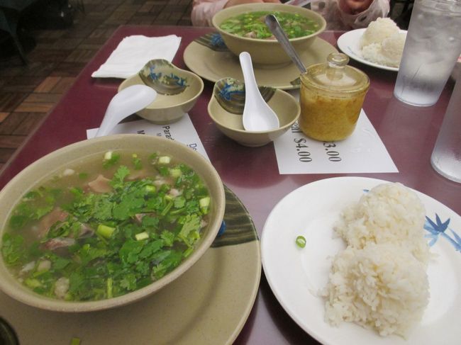 OXテールスープ。生姜をたっぷり入れて頂きます。美味しいですね。