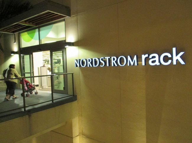 帰りにノードストロームラックへ。試着したものの買わず。