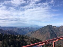 　西穂高駅の屋上展望台からの見晴らしはとても素晴らしい。
　雲海の向こうには、白山が見えました。
　手前が錫杖岳です。