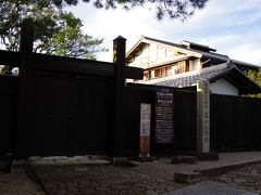 藤村記念館。既に閉館です。「島崎藤村は日本で大変有名な作家です」と各国語で書かれています。
