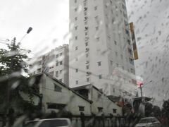 　環状線のパラミ駅からは約 1Km、空港からは混んでなければ約15分、市内ダウンタウンからは混んでなければ約25分です。なお外観の写真は撮り忘れたため、翌日の写真です。
　空港から市内ダウンタウンに行く時にはたぶんホテルの前を通るはずです。