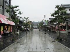 平日で雨が降っているので、いつもよりは人が少ないです。
