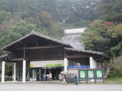 さて、お次は天満宮隣の九州国立博物館。
立派な入り口。