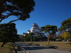 青空に映える鶴ヶ城が見たい。

ってことで急遽寄り道しました。