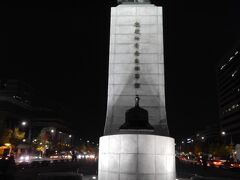 いつ見ても威厳のある、李舜臣将軍の像。

夜は夜で、カッコいいです。