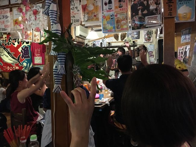 民謡居酒屋ですが、お客を巻き込んで、「アッリ乾杯！」とオジー自慢のオリオンビールやら、島人の宝などの演奏が楽しめます。1部と2部の間には、三線体験も出来るので、三線借りて、友人と歌ってました。