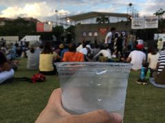そして、本日のメインイベント石垣島祭り
今日はBIGINの比嘉さんが出るのよねえ
いちゃりば結バンドの中で、本物の島人の宝も演奏してくれて大ハッピー
泡盛は￥200なので、たった￥200でライブが楽しめて面白い～～