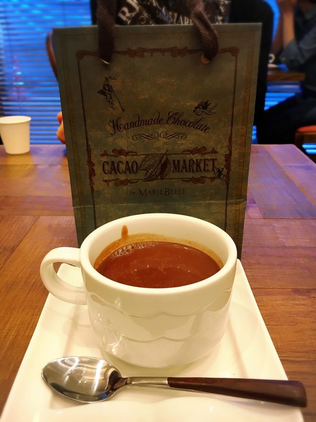 高級ですよ～<br />ホットチョコはヨーロピアン、アメリカン、モカチーノの３タイプ<br />そしてチョコの種類が７種類から選べて<br />私のチョイスは　アメリカンのジェファーソンズ（カカオ66％）<br />アメリカンだけど、すごい濃いココア、濃厚、￥800でした。<br />大人のお店ですね。<br />暑い夏の石垣で、チョコレートドリンク売れるのかしら？<br />でもお土産に素敵なチョコがいっぱいで、アイスクリームもありました。