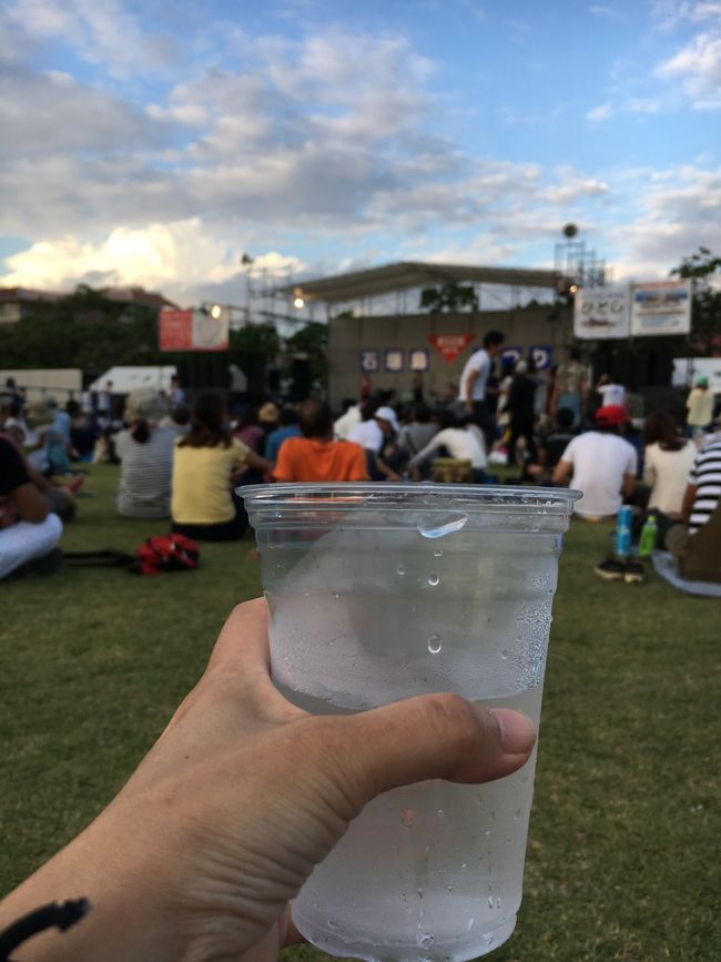 そして、本日のメインイベント石垣島祭り<br />今日はBIGINの比嘉さんが出るのよねえ<br />いちゃりば結バンドの中で、本物の島人の宝も演奏してくれて大ハッピー<br />泡盛は￥200なので、たった￥200でライブが楽しめて面白い～～