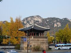 東十字閣。

1867年に建設された、かつての景福宮の望楼です。

思いっきり道路の真ん中にある（韓国にはこの手の歴史的建造物が多い）のは、っ都市計画で道路が拡幅されたときに建物だけ残されたからでしょうね。

後ろの山々がソウルっぽくもあり、日本で言えば兵庫県あたりから山口県あたりまで続く山の景色にも似てるなと思います。