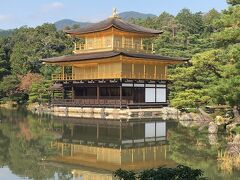 　ホテルから京都の金閣寺に向かいました。
　綺麗な青空に金閣寺の輝きが映えます。紅葉も始まりかけていました。
　修学旅行や、中国人観光客の多さにびっくりします。