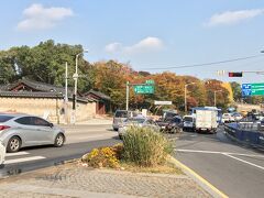 11:10 昌徳宮 到着

ホテルから昌徳宮までタクシーで移動(KW5500)。近いです。
さて、こちらは紅葉を期待できるかな？