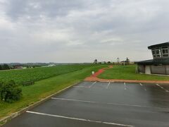 ナビがよくなく目的地の入力の受付が少なく、
予定の場所を幾つか省くことになった。
道の駅メルヘンの丘に行かず直接朝日ケ丘展望台に行きました。
緑と黄色の畑が美しい。畑が広いから絵になります。

