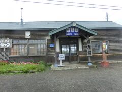 感動の径を真っ直ぐ行くと藻琴駅に出ました。
途中藻琴湖の脇を通りました。
藻琴駅は釧網本線の駅です。
田舎の小さい駅です。
古い木造の駅なので趣がありました。