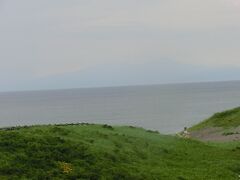 釧網本線の線路を横切って原生花園に行く。
遊歩道が何本もあり、海も見えます。
浜に降りると小清水海岸と言うそうですが
風が強く時折り雨が降るので浜には行きませんでした。
知床が見えるようですが曇りでよく見えず。