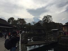 富士吉田の街を経由して忍野八海へ
ここからも富士山が望めます。
ここはアジアから観光客に人気なのか、ごったかえしてました。