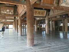 「千畳閣」（千畳閣昇殿料100円）　
畳を千畳敷ける広さがあることからこの名前が命名されたそうです。豊臣秀吉の命により造営開始されたのですが、1598年に秀吉の死去で造営が中止。未完成の建物なんだそうです。
（11：40）
