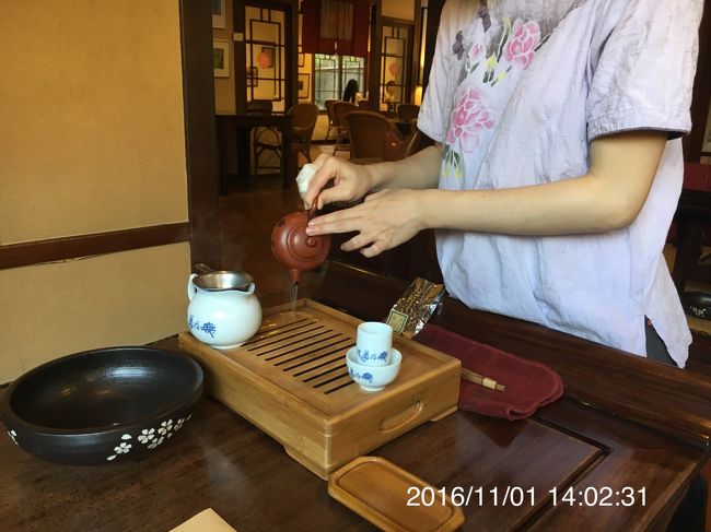 初めは 日本語を話せるお姉さんが説明しながら入れてくれます。