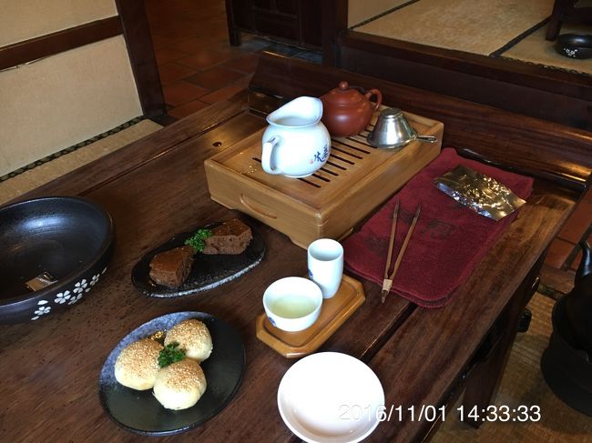 金萓茶半两 180元、お湯代120元、胡麻団子80元<br />※サービスで黒糖蒸パン