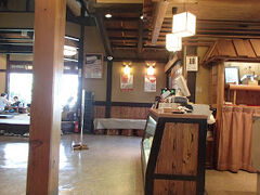 下呂から名古屋って意外と近いと地図を見て気付き、
せっかくなので名古屋にも立ち寄ることに。
名古屋飯を食べようと、山本屋本店一之宮インター北店へ。
店内の様子。