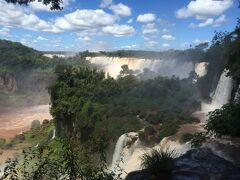 このトレイルの一番端までやって来ました。

手前から、Salto Mbigua,Salto San Martin,Salto Escondido.

あの先が有名な悪魔の喉笛（Garganta del Diablo）、そしてブラジルです。