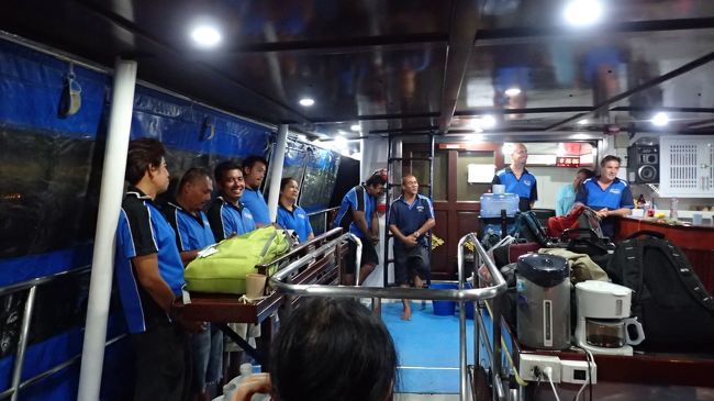 夜、プーケット到着後は船の会社から空港までお迎えが来てましたので<br />そのまま、船に乗船。<br />クルーズのスタッフの紹介を聞きながら夕食いただきます～<br />