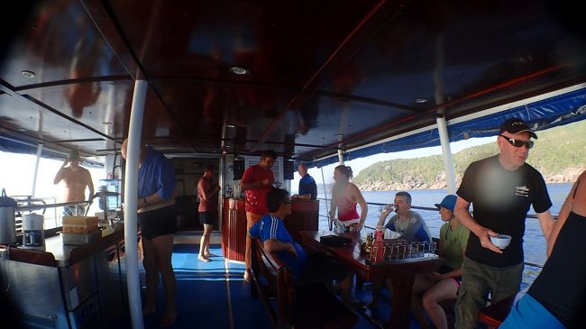 船は国際色豊か<br />それぞれ好きなことしながら過ごします