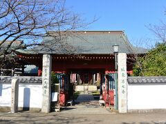 金目山 光明寺（金目観音）　１３：３０頃到着

住所：平塚市金目８９６
目の前を金目川が流れています。

境内に入ると直ぐに二王門があります。
三間一戸、八脚門。入母屋造、杮葺風銅板葺。
昭和62年の解体修理時に、元禄11年(1698)修理の墨書きが見つかり、解体部材の中には元禄期よりも古いものが見つかったことから、室町末期(16世紀中頃）のものと推定されるそうです。
