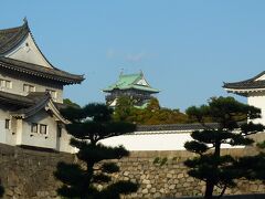 これから大阪城に向かいます。ホテルからは歩いていけますが、公園が広くお城まで辿りつくのには、それなりの時間を要しました。