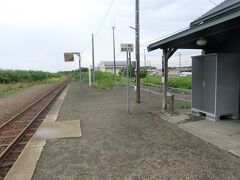 感動の径を降りて国道244号に出ると藻琴駅にぶつかります。
誠に小さい駅です。
ホームも土の短いホームです。
網走番外地のロケ地でもあるようです。
そう言えば、感動の径も、小ぎつねヘレンに出たそうです。