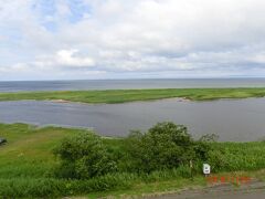 国道244号を尾岱沼温泉から少し南に行くと、
道の駅おだいどうがあり、ここの展望台から国後島を
見るのも予定に入れてたのですが、
北方展望塔からは、もう見えなくなっていました。
昼前は野付半島から国後島が見えたのですが・・・・