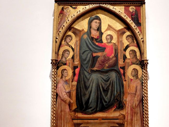 追記<br />２０１６年の旅行ではゴシック期のものも鑑賞してきました。<br />それから前回はなかった絵も載せてみます。<br /><br />サンタ・セシリアのマエストロ作「荘厳の聖母」<br />１３２０年頃の作品<br /><br />ジョットと同時期の作品ですから、いかにジョットの絵がリアルであったか・・・・<br />ジョットの先見性と偉大性がよく判ります。