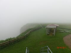 今日は雨は上がったが深い霧です。
霧多布岬展望台からの眺めです。
海が、すぐ下の海が見えません。
崖の下に降りるような道があり、
歩き回れる遊歩道もありますが、見えないので近くをクルッと回った程度です。
湯佛岬とも言うのでしょうか？
