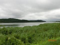 国道391号の坂を下って突き当たりに塘路湖が見えてきました。
水面は穏やかです。
矢張り鈍よりとしています。
塘路湖に沿って右に曲がるとサルボ展望台とサルルン展望台の
駐車場がありました。