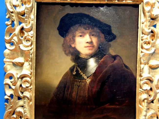 そしてレンブラントも飾ってありました。<br /><br />レンブラント「若者姿の自画像」<br />１６３４年頃の作品です。<br /><br />原題は「若者に模して」という感じです。<br />このころレンブラントは２８歳なので現在ならこれでもちっともおかしくないのですが、同時期の自画像をみるとかなりのおっさんです（笑）。<br />なので若いころを思い出してという感じかもしれません。