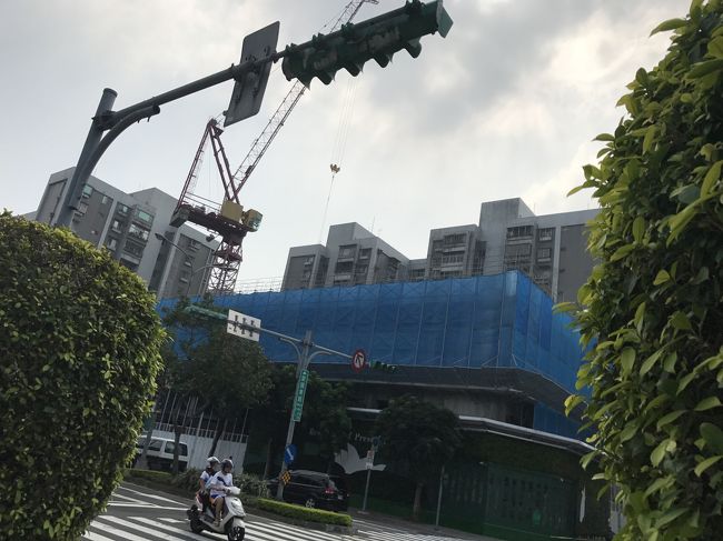 中正紀念堂の向かい側です