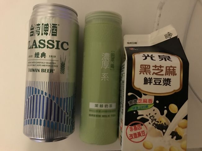 昨日買って飲んだもの<br />真ん中のコンビニで購入した緑茶オレ？はとてもおいしかったです<br />豆乳は少し薄めに感じました。<br /><br />窓からの景色がとなりのビルなので<br />天気が悪いのかと思いましたが<br />今日も天気はよさそうです